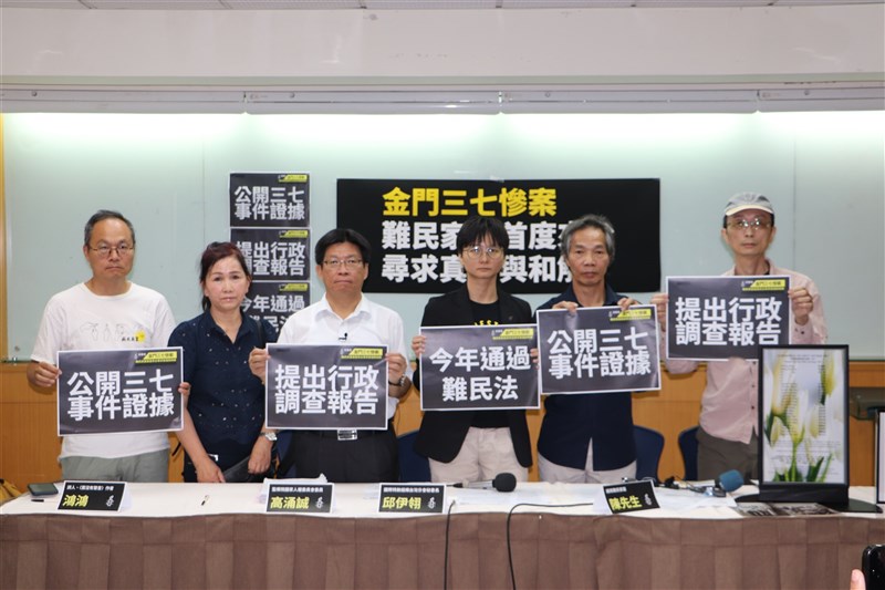 Control Yuan member Kao Yung-cheng (second left), Amnesty International Taiwan's national director Chiu E-ling (center), and Tran Quoc Dung (second right). Photo courtesy of Amnesty International Taiwan