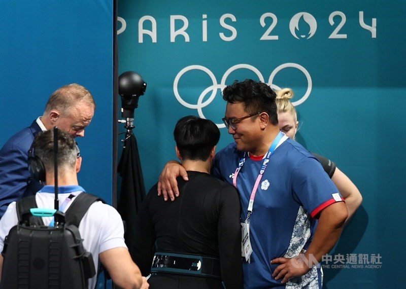 Weightlifter Chen Wen-huei (in black) finishes sixth in women's 71-kg event in Paris Friday. CNA photo Aug. 10, 2024