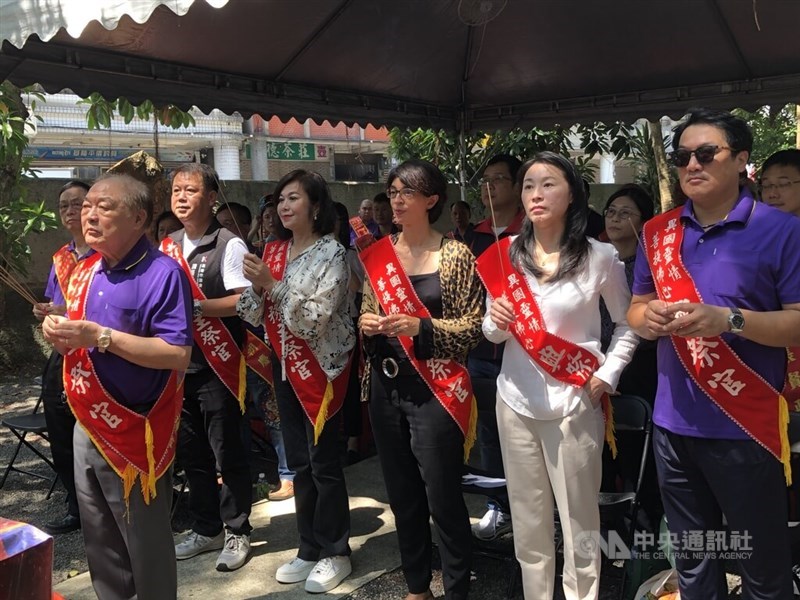 Deputy director of the French Office in Taipei Cléa Le Cardeur (third right, in black) burns incense to honor the spirits of hundreds of deceased French nationals in Taiwan. CNA photo Aug. 11, 2024