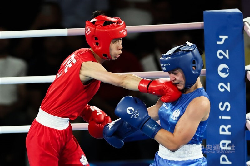 Boxer Lin Yu-ting (in red) of Taiwan throws a punch in women's 57 kg final in Paris Saturday. CNA photo Aug. 11