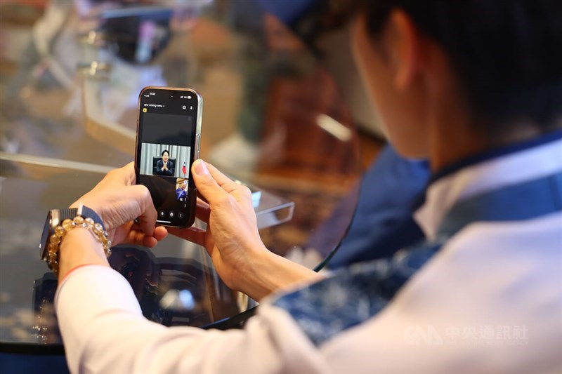 Taiwan's boxer Lin Yu-ting (in white) talks with President Lai Ching-te (on screen) on a video call to congratulate her Olympic gold on Sunday. CNA photo Aug. 11, 2024