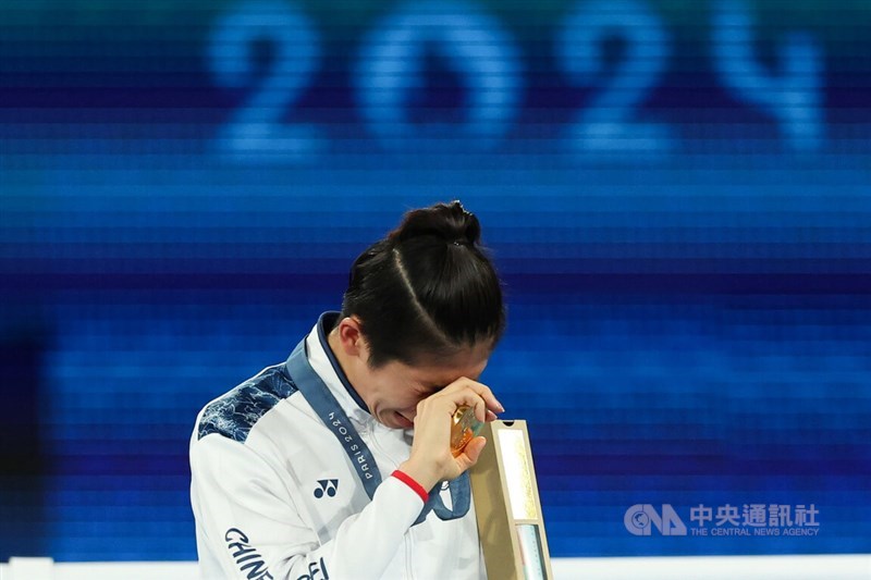 Taiwanese boxer Lin Yu-ting (林郁婷) breaks down in tears after receiving a gold medal in Paris Saturday. CNA photo Aug. 11, 2024