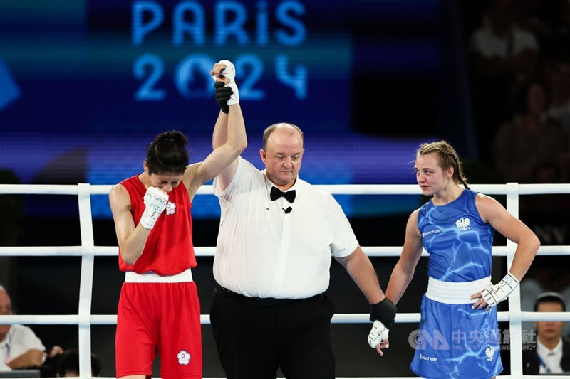 Taiwanese boxer Lin Yu-ting (in red) is announced winner of the final match in the female's 57kg division at Paris late Saturday. CNA photo Aug. 11, 2024