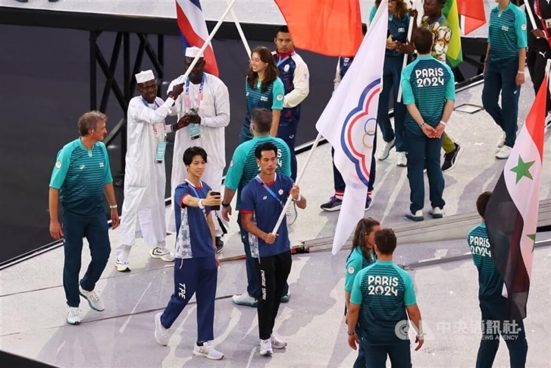 Taiwanese athlete Yang Chun-han (front right, in blue jersey) carries the Chinese Taipei Olympic flag alongside gold medalist Lin Yu-ting at the closing ceremony of the Paris Olympics on Sunday. CNA photo Aug. 11, 2024