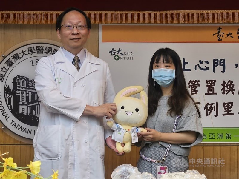 A National Taiwan University Hospital doctor and a patient who originally suffered from tetralogy of fallot, a congenital heart defect. CNA photo Aug. 12, 2024