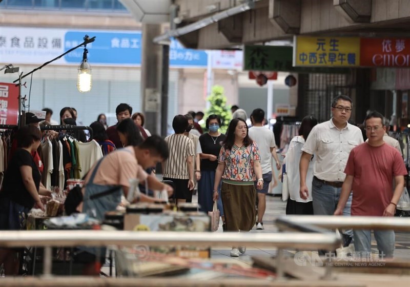 People walk in a New Taipei pedestrian shopping streets Monday. CNA photo Aug. 12, 2024