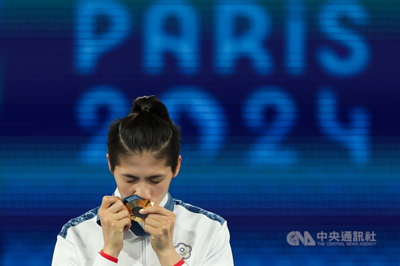 Taiwanese boxer Lin Yu-ting kisses the gold medal she fought for and won at the Paris Games Saturday. CNA photo Aug. 11, 2024