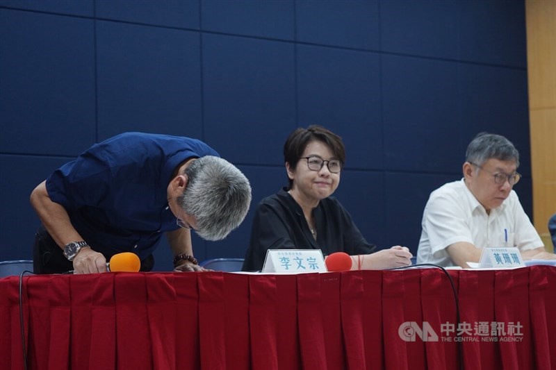 Former Taiwan People's Party chief financial officer Lee Wen-tsung (left) bows in apology at a Monday press conference in Taipei, alongside former head of the campaign office Huang Shan-shan (center) and party Chairman and presidential candidate Ko Wen-je. CNA photo Aug. 12, 2024