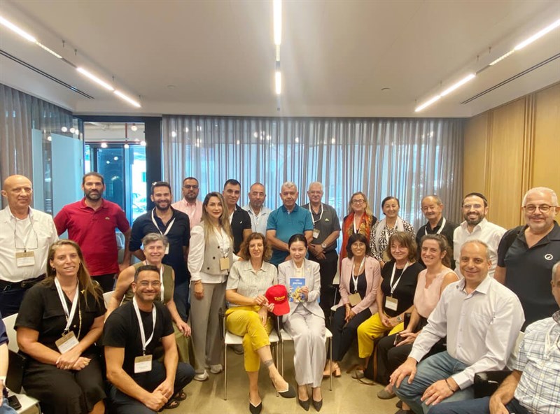 Taiwan's representative to Israel Abby Lee (holding a book) takes a photo with Israeli officials on Monday. Photo courtesy of Taipei Economic and Cultural Office in Tel Aviv