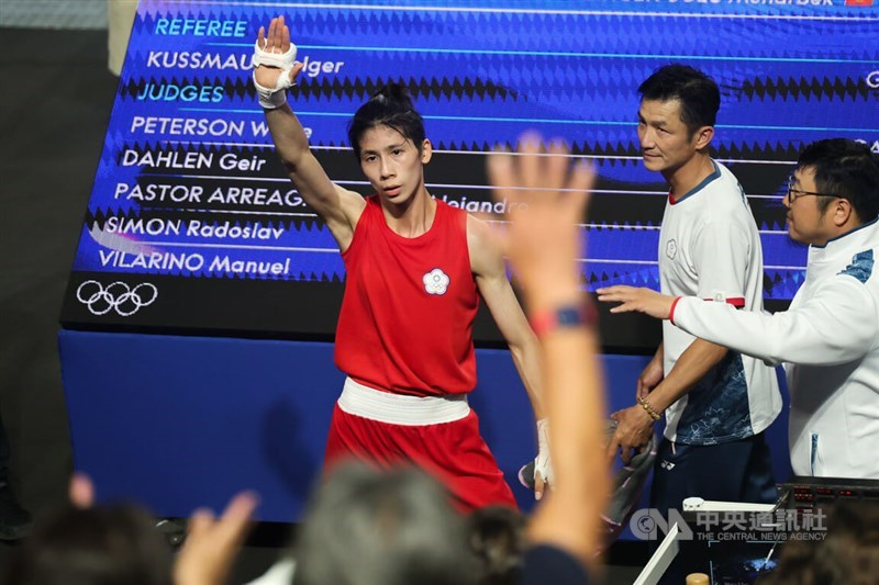 Taiwanese boxer Lin Yu-ting (in red clothes). CNA photo Aug. 11, 2024