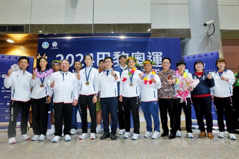 Taiwanese athletes pose for the media upon their return from Paris to Taiwan on Tuesday. CNA photo Aug. 13, 2024