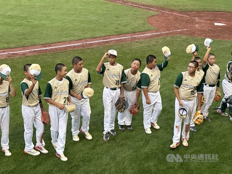 Taiwan's young players express their gratitude to the cheering Taiwanese expatriates as they advanced in the 2024 William Porter World Little League Championship on Wednesday. CNA photo Aug. 15, 2024