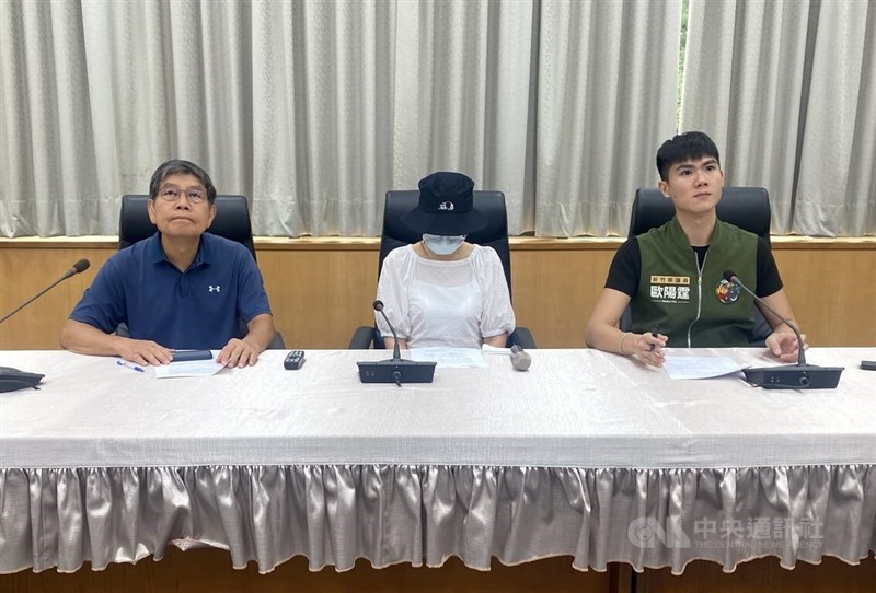 Independent Hsinchu County Councillor He Chih-ta (left) and Democratic Progressive Party Hsinchu County Councillor Ouyang Ting (right) at a press conference on Thursday. CNA photo Aug. 15, 2024