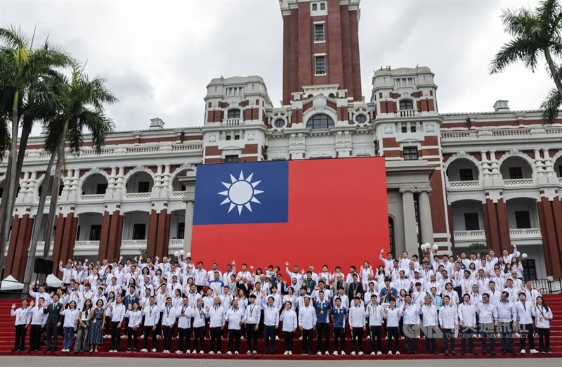 Taiwan's Olympians take photos with President Lai Ching-te and Vice President Hsiao Bi-khim in front of the Presidential Office on Friday. CNA photo Aug. 16, 2024