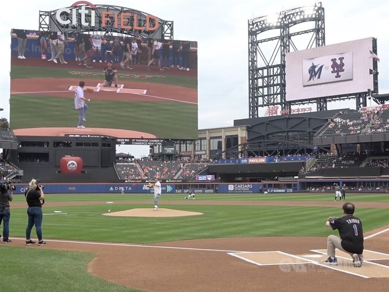 Graphen CEO Lin Ching-yung (on the pitching mound) throws the first pitch at the Mets Citi Field in New York on Sunday, the Mets' annual Taiwan Day. CNA file photo Aug. 18, 2024