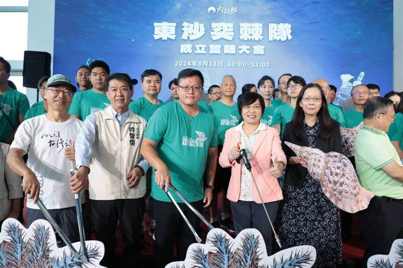 Interior Minister Liu Shyh-fang (劉世芳, front third right) poses with the task force who will cooperate to tackle the overpopulation of crown-of-thorns starfish around the Dongsha Atoll National Park in Kaohsiung on Sunday. Photo courtesy of Marine National Park Headquarters Aug. 18, 2024