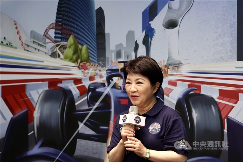 Taichung Mayor Lu Shiow-yen announces the F1 racing event to be held in Taichung earlier this year. CNA file photo