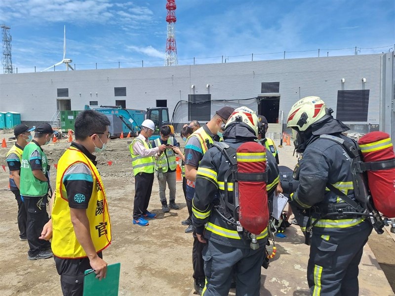 Rescue workers arrive at the scene of a CO2 leak incident that happened at an offshore windfarm construction site in Changhua County on Tuesday. Photo courtesy of the Changhua County Fire Bureau