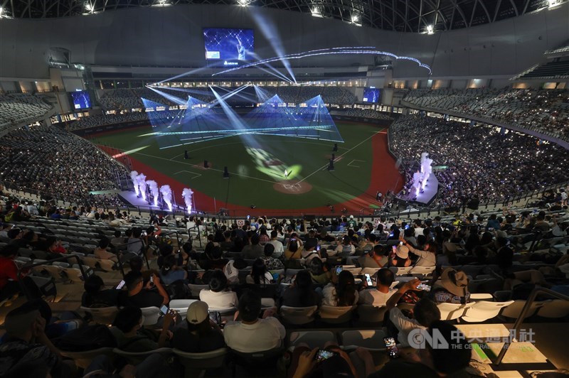 Fans gathered at the Taipei Dome listen to Singaporean pop diva Tanya Chua (center of dome) sing in May. CNA file photo