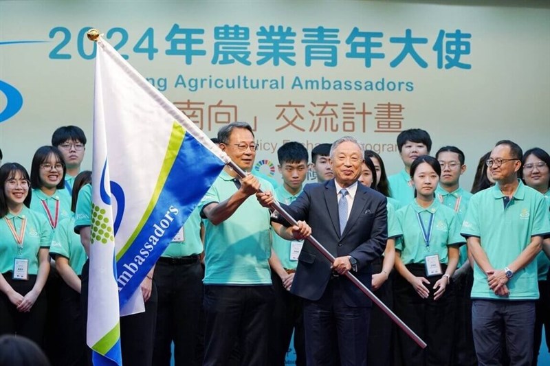 Deputy Foreign Minister Tien Chung-kwang (front row, in suit) hosts a flag-presentation ceremony on Wednesday. Photo courtesy of MOFA