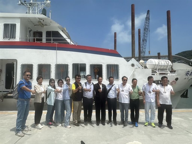 The first group of Chinese travelers arrived in Matsu's Nangan on Friday and was greeted by Lienchiang County Magistrate Wang Chung-ming (sixth from right) and Speaker Chang Yung-chiang (fourth from right). Photo courtesy of a private contributor