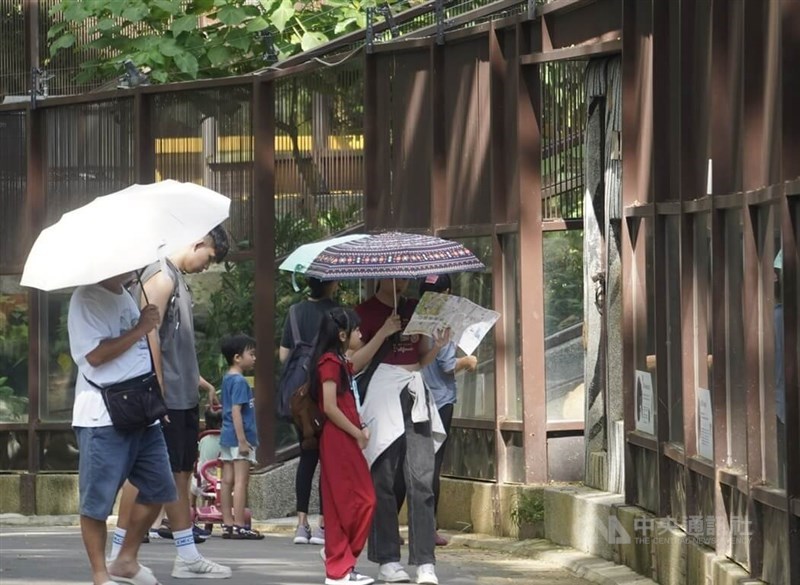 Visitors to Kaohsiung's Shoushan Zoo experience the location with umbrellas in the summer heat. CNA file photo