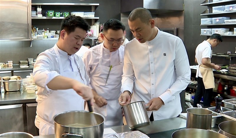 Taiwan's acclaimed celebrity chef Andre Chiang (right) at the Ministry of Economic Affairs workshop on Saturday. Photo courtesy of Ministry of Economic Affairs