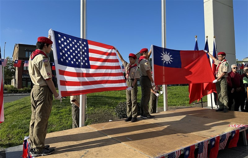 The flags of the United States of American and the Republic of China (Taiwan's official name) are presented by American Boy Scouts in this CNA file photo