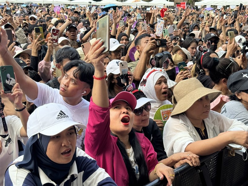 The crowd at a migrant worker festival in New Taipei on Sunday cheers as Denny Caknan performs onstage. CNA photo Aug. 25, 2024