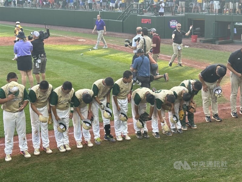 Taoyuan's Guishan Little League, representing Taiwan in the Little League Baseball World Series, bows to spectators after the champion ship game in South Williamsport, Pennsylvania on Sunday. CNA photo Aug. 26, 2024