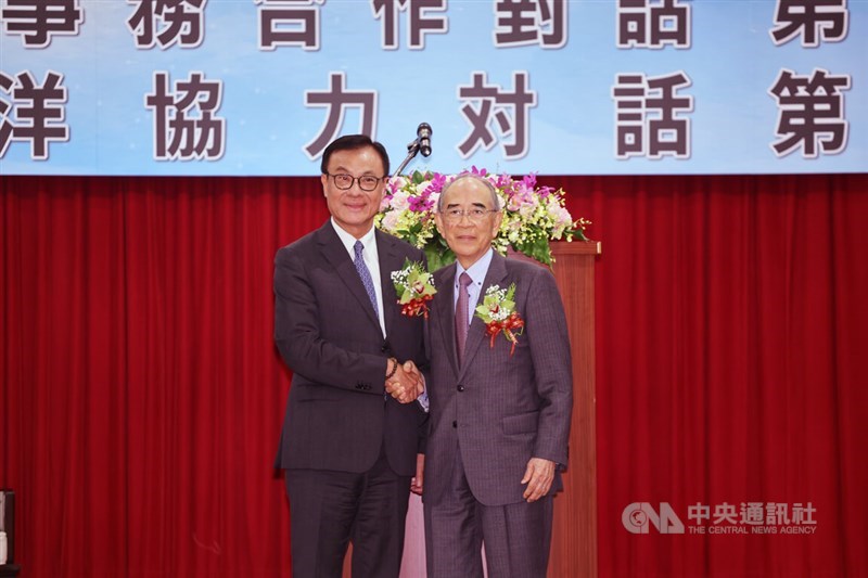 Taiwan-Japan Relations Association Chairperson Su Jia-chyuan (蘇嘉全, left) shake hands with Japan-Taiwan Exchange Association Chairman Mitsuo Ohashi at the opening ceremony of the maritime talk on Monday in Taipei. CNA photo Aug. 26, 2024