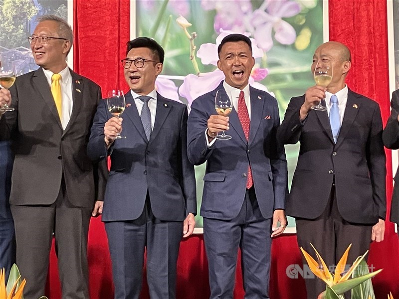 From left, Deputy Foreign Minister François Wu, Deputy Legislative Speaker Chiang Chi-chen, Singapore’s Representative to Taiwan Yip Wei Kiat, and Legislative Speaker Han Kuo-yu raise a toast at a banquet in Taipei to celebrate Singapore’s 59th National Day. CNA photo Aug. 26, 2024