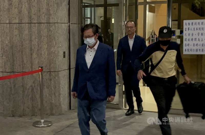 Former Vice Premier Cheng Wen-tsan (front left) walks out of the Taoyuan District Court at around 5 a.m. Wednesday after being released on bail of NT$28 million (US$877,380). CNA photo Aug. 28, 2024