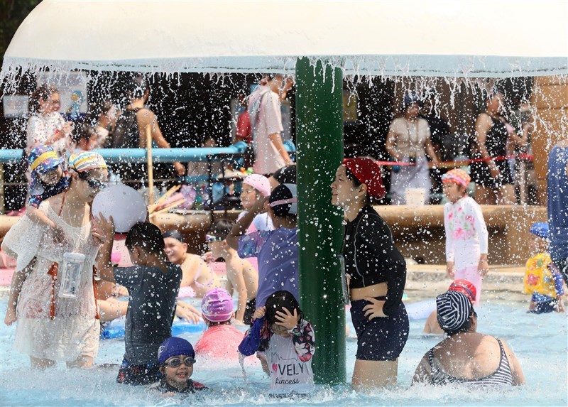 People enjoy a splash at Taipei Water Park to cool off in the warm weather. CNA file photo