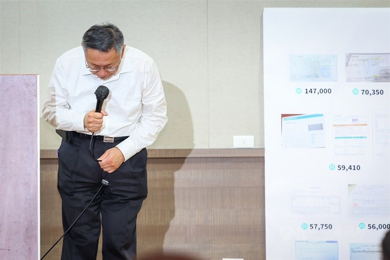 Taiwan People's Party Chairman Ko Wen-je bows in front of the assembled press on Thursday. CNA photo Aug. 29, 2024