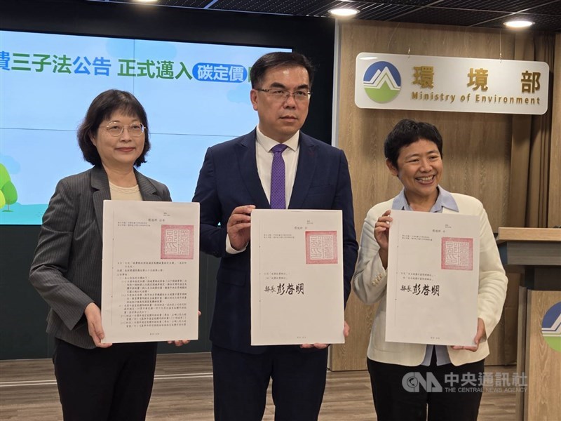 Climate Change Administration (CCA) Director-General Tsai Ling-yi (left), Minister of Environment Peng Chi-ming (center), and Deputy Minister of Environment Shih Wen-chen pose for picuture at the press conference for the official announcement of carbon fee regulations on Thursday. CNA photo Aug. 29, 2024