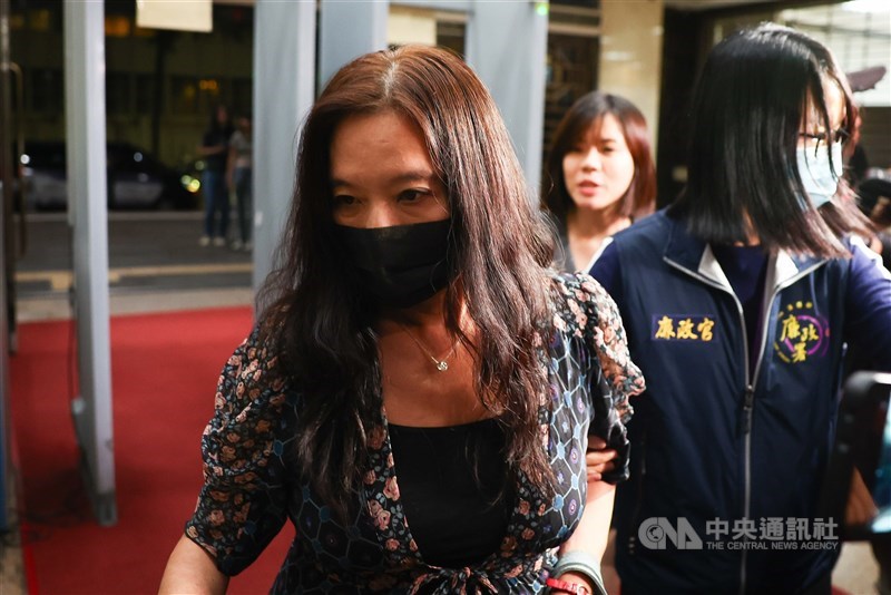 Taipei City Councilor Ying Hsiao-wei (front left) walks into the Taipei District Prosecutors Office for questioning on Wednesday night. CNA photo Aug. 28, 2024