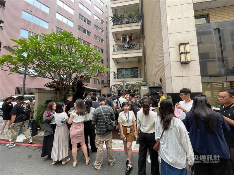 Members of the media wait outside Ko Wen-je's residence Friday morning. CNA photo Aug. 30, 2024