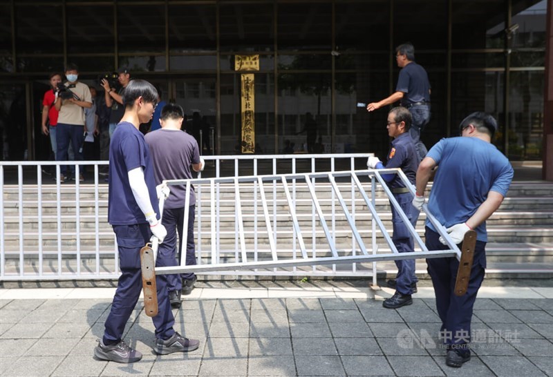 Police set up barricades outside the Taipei District Prosecutors Office on Friday to prevent any unexpected incidents after Taiwan People's Party Chairman Ko Wen-je was brought in for further questioning. CNA photo Aug. 30, 2024