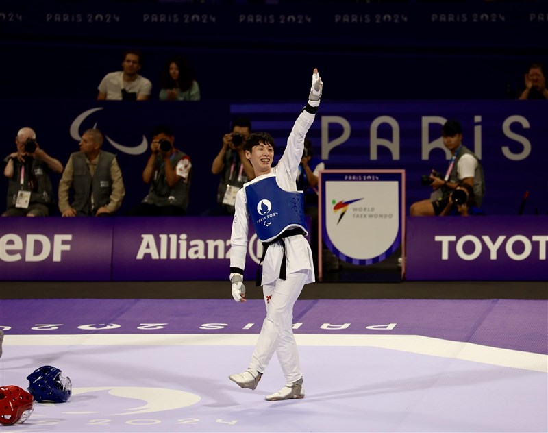 Taekwondo athlete Xiao Xiang-wen celebrates after winning bronze at the 2024 Paralympic Games on Thursday. Photo courtesy of the Sports Administration Aug. 30, 2024