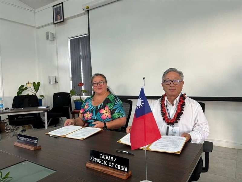 Deputy Foreign Minister Tien Chung-kwang (right) signs a cooperation agreement with the Pacific Islands Forum (PIF) Secretariat Desna Solofa (left). Photo courtesy of Ministry of Foreign Affairs