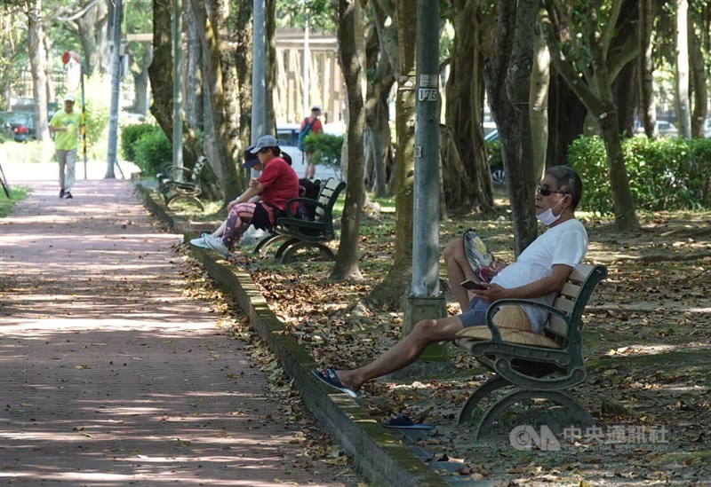 Taipei residents cool down inside a park in Nangang to get away from the summer heat on Sunday. CNA photo Sept. 1, 2024