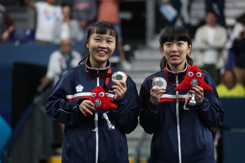 Taiwanese paddlers Tian Shiau-wen (田曉雯, left) and Lin Tzu-yu (林姿妤) pose with their silver medals at the Paris Paralympics Saturday. Photo courtesy of Sports Administration Aug. 31, 2024