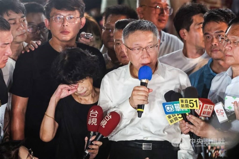 Taiwan People's Party Chairman Ko Wen-je (in white shirt) speaks to his supporters after he was releaased without bail on Monday. CNA photo Sept. 2, 2024