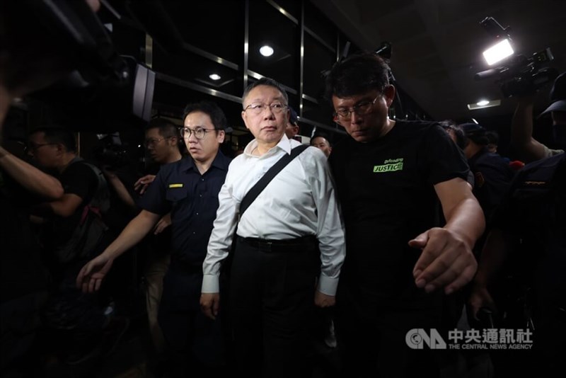 Taiwan People's Party Chairman Ko Wen-je (center) steps out of the Taipei District Court after he was released without bail on Monday. CNA photo Sept. 2, 2024