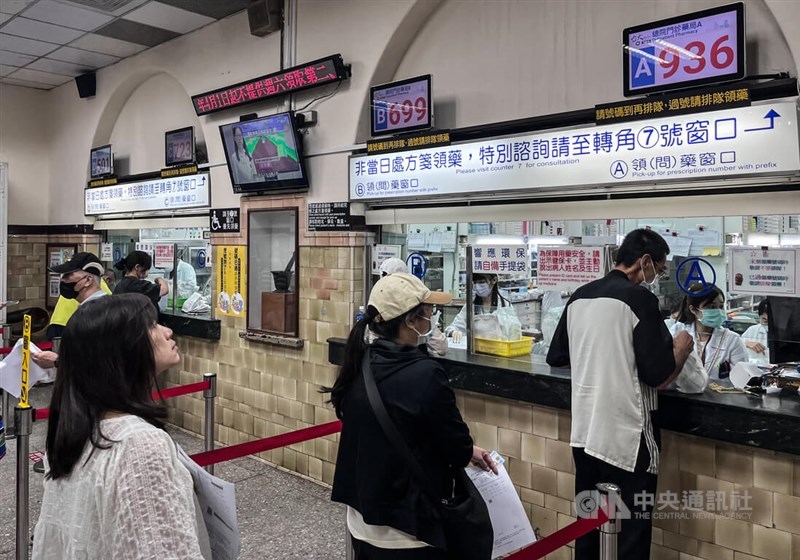 Visitors to National Taiwan University Hospital wait in a line to have their prescription filled at an on-site pharmacy. CNA file photo