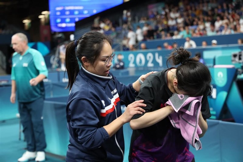 Tian Shiau-wen (right) cannot help crying out of joy after advancing to the semifinals in the Paris Paralympic table tennis women's singles event Monday.