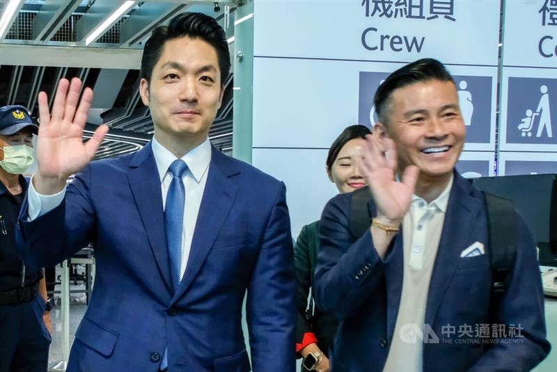 Taipei Mayor Chiang Wan-an (left) and City Council Speaker Tai Hsi-chin (right) at Taiwan Taoyuan International Airport Wednesday. CNA photo Sept. 4, 2024