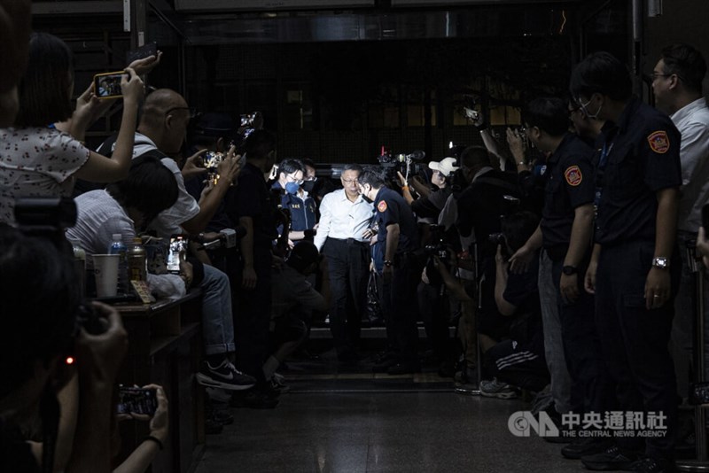 Taiwan People's Party (TPP) leader Ko Wen-je (center) summoned for questioning by prosecutors on Aug. 31. CNA file photo.