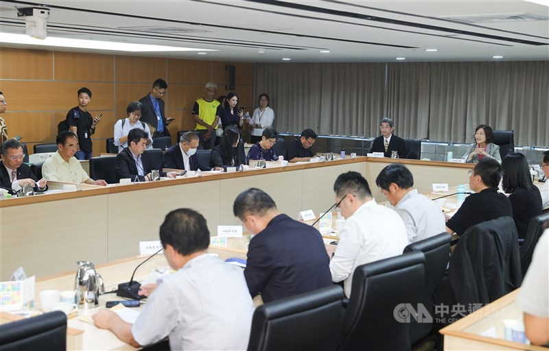 Minister of Labor Ho Pei-shan (right, in pink shirt) presides over the Minimum Wage Deliberation Committee's meeting in Taipei Wednesday. CNA photo Sept. 4, 2024